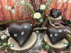 Preview: Tierurne in Herzform braune Holzoptik mit Pfötchen